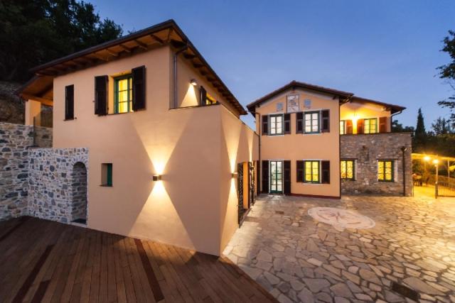 Das Haus in den ligurischen Hügeln in der Abenddämmerung