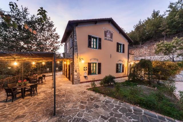 Agriturismo Le Meridiane — Haupthaus mit Pergola in der Abenddämmerung